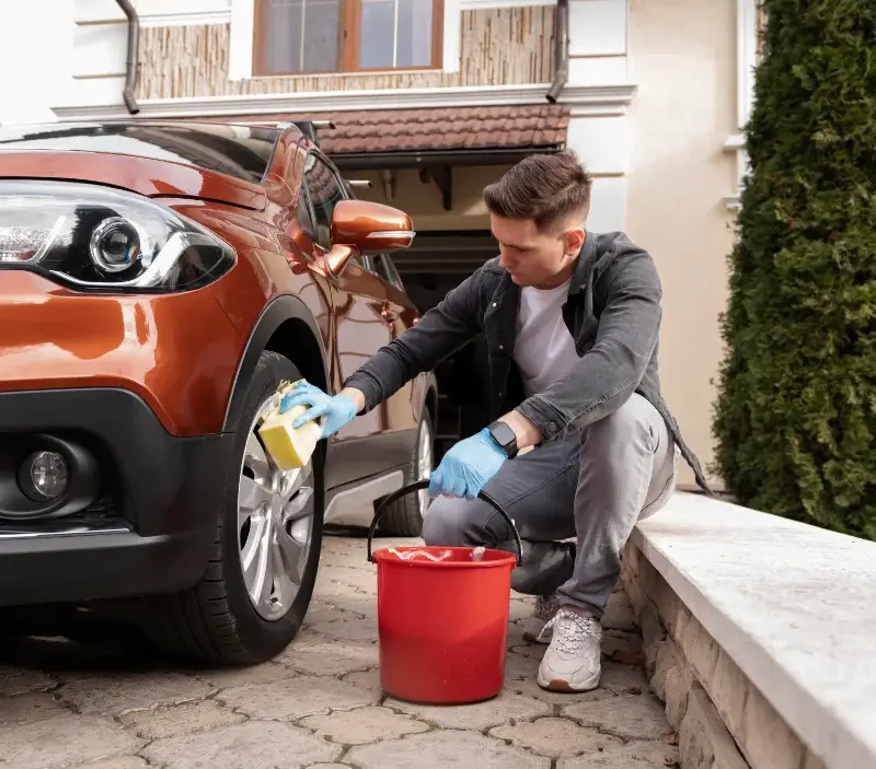 Lavage auto à domicile Meunet-sur-Vatan : professionnel intervenant sur un véhicule